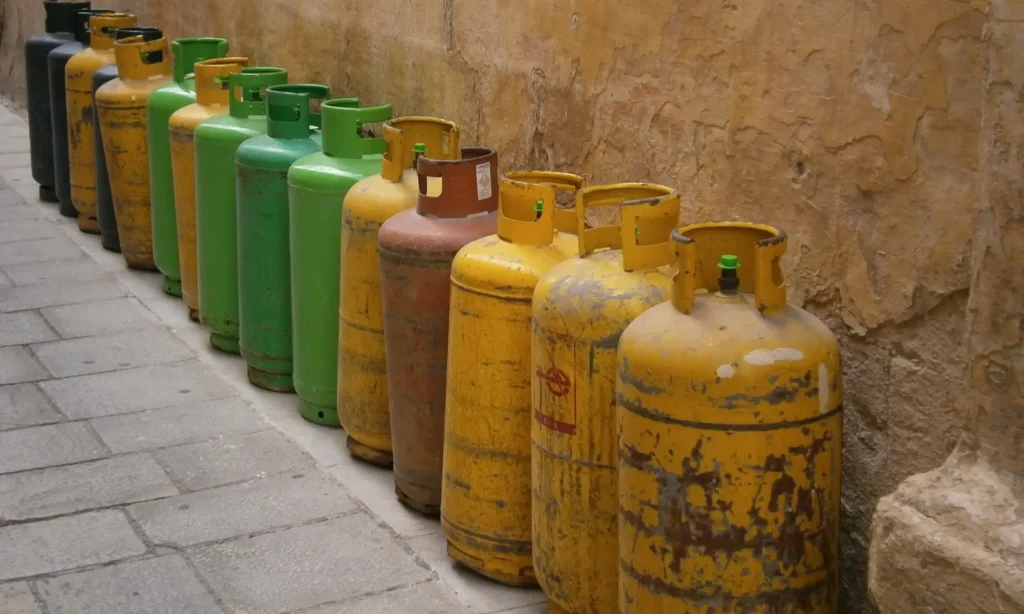 9 Essential Safety Precautions for Handling Compressed Gases