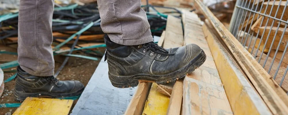 Choose the Best Foot Protection for the Work Environment